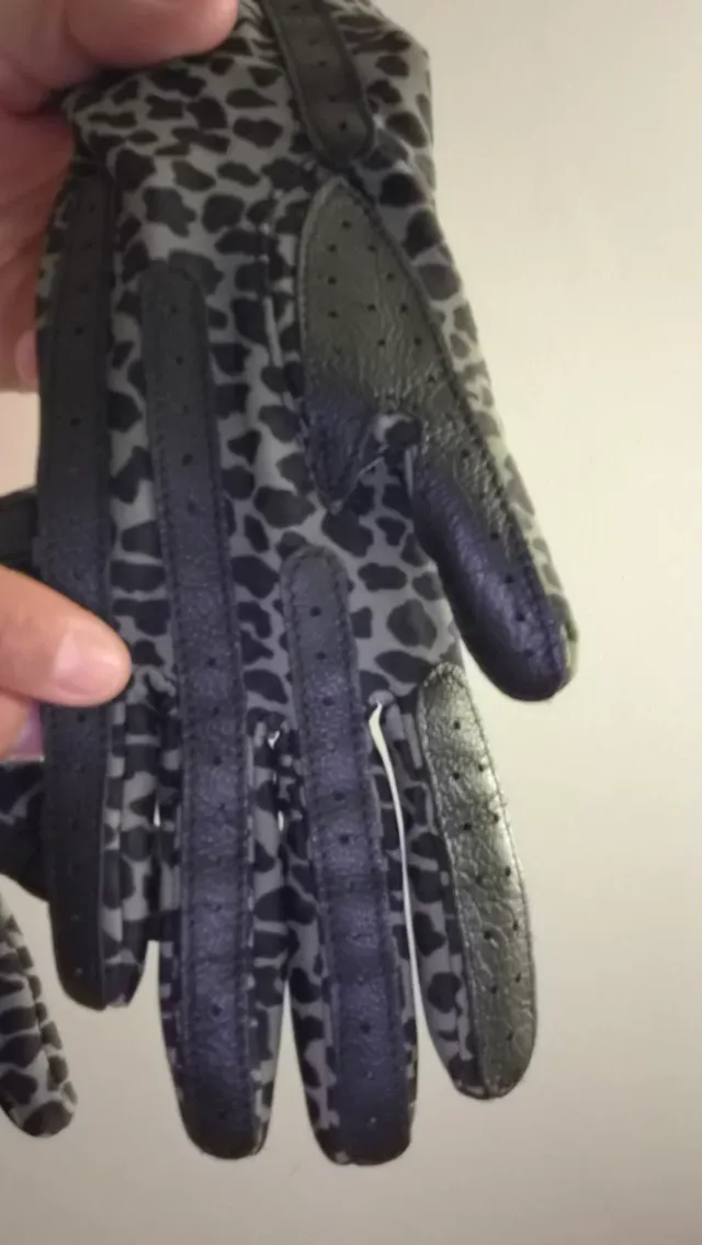 Guanti con stampa animalier di Isotoner