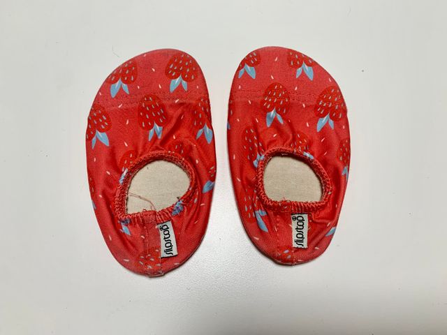 Escarpines SlipStop con estampado de fresas