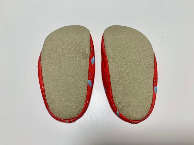 Escarpines SlipStop con estampado de fresas