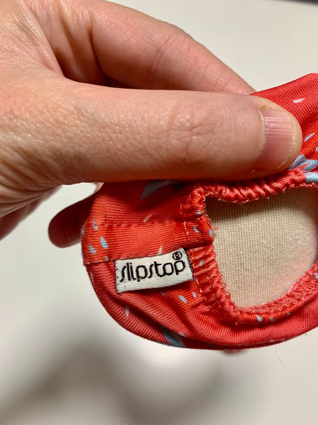 Escarpines SlipStop con estampado de fresas