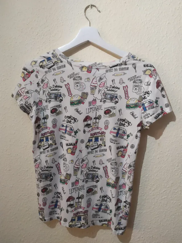 Camiseta blanca mujer de Bershka sin utilizar.