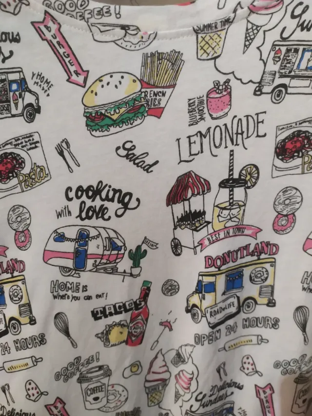 Camiseta blanca mujer de Bershka sin utilizar.