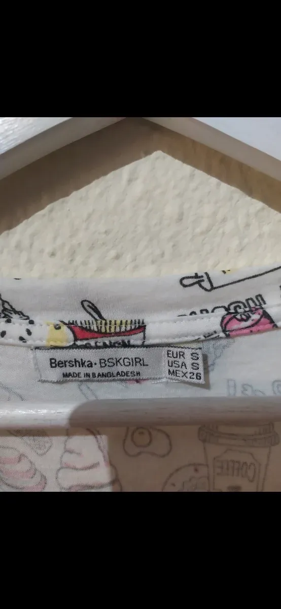 Camiseta blanca mujer de Bershka sin utilizar.