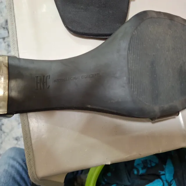 Zapatos tacón alto tiras trasparente.