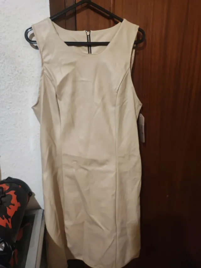 Vestido beige nuevo media rodilla de cuero beis