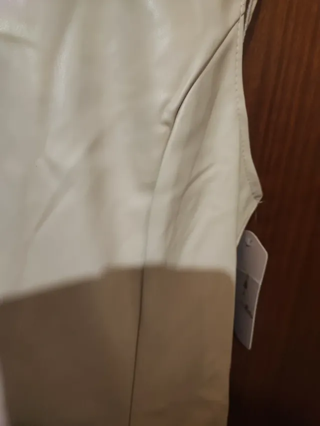 Vestido beige nuevo media rodilla de cuero beis