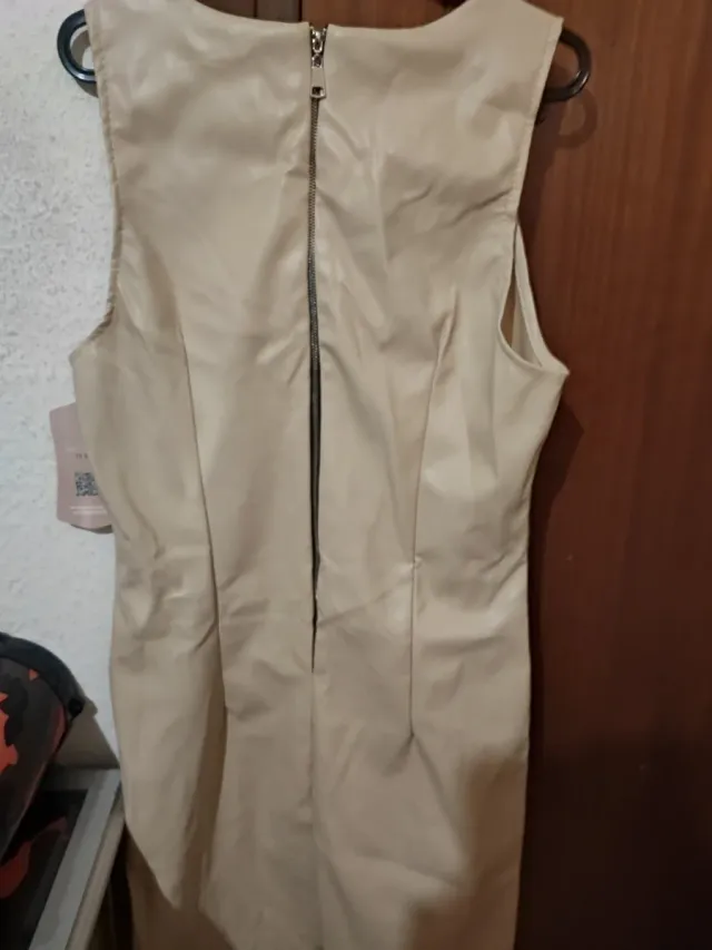 Vestido beige nuevo media rodilla de cuero beis