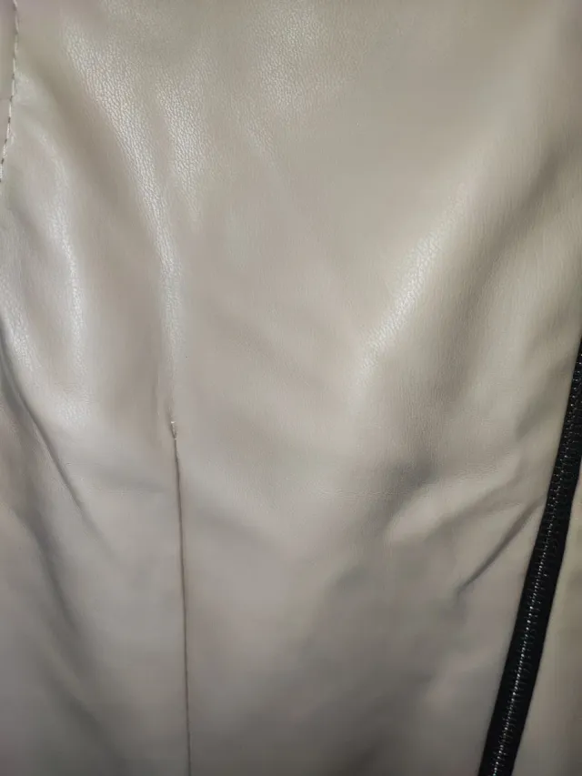 Vestido beige nuevo media rodilla de cuero beis