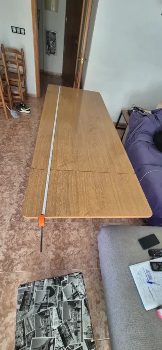 Mesa y sillas de madera