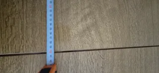 Mesa y sillas de madera