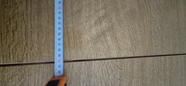 Mesa y sillas de madera