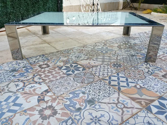 Mesa de centro de diseño en acero cromado años 80s