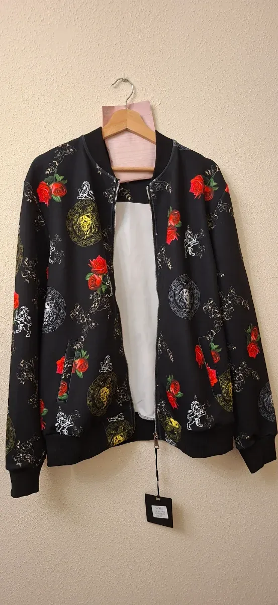 Chaqueta bomber estampada flores y medusa
