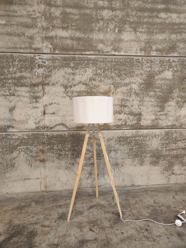 Lámpara de pie Iguazu de madera maciza de pino