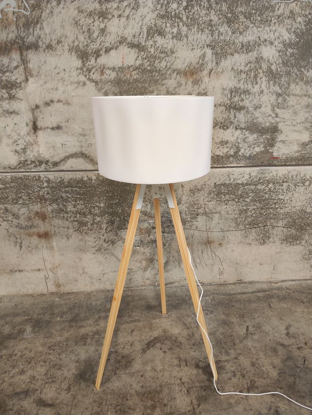 Lámpara de pie Iguazu de madera maciza de pino