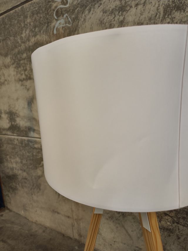 Lámpara de pie Iguazu de madera maciza de pino