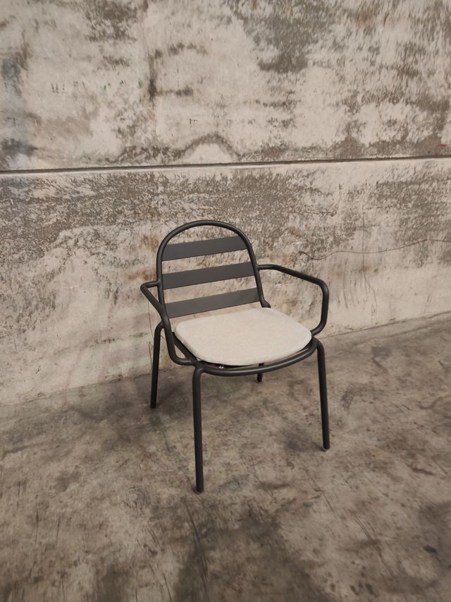 Silla de exterior apilable Joncols de aluminio con acabado pintado gris