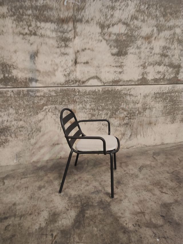 Silla de exterior apilable Joncols de aluminio con acabado pintado gris