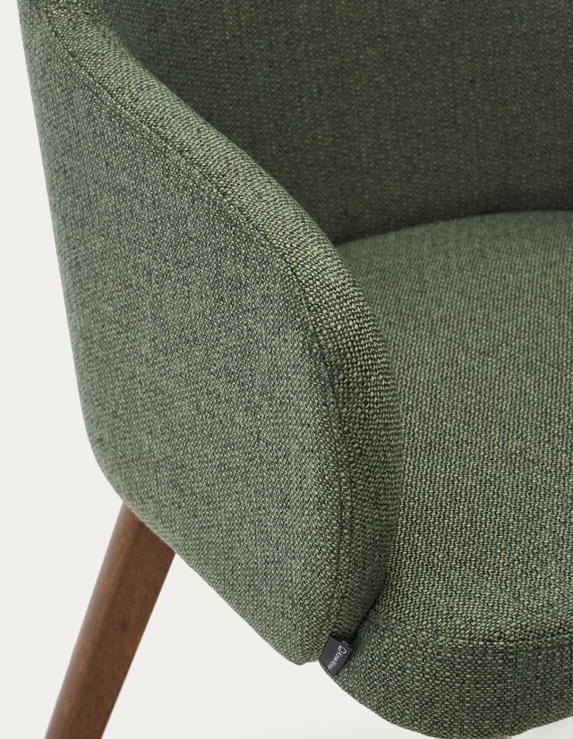Silla Nelida de chenilla verde y madera maciza de haya con acabado nogal FSC 100%