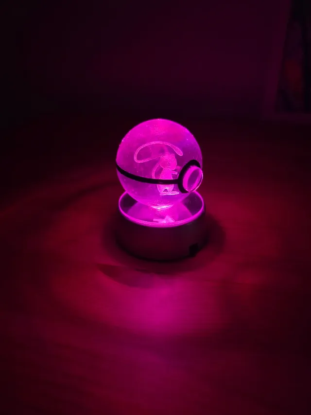 Bola de cristal Pokémon Mew con luz