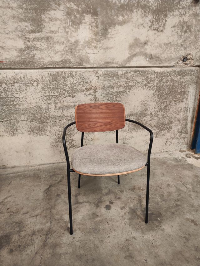 Silla apilable Maureen contrachapado álamo acabado tono cálido y patas metal negro FSC 100%