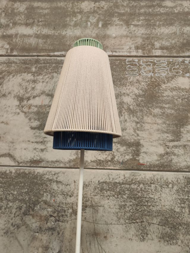 Lámpara de pie Yuvia de algodón con acabado beige y azul