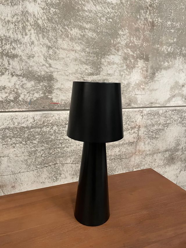 Lámpara de mesa de exterior grande Arenys de metal con acabado pintado en negro