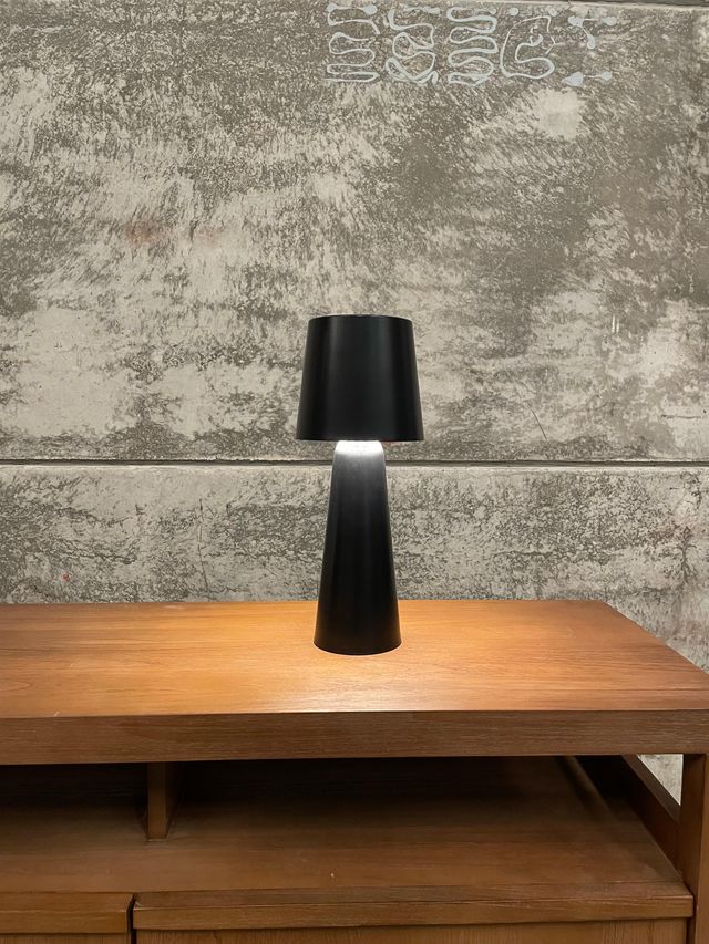 Lámpara de mesa de exterior grande Arenys de metal con acabado pintado en negro