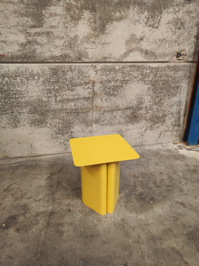 Mesa auxiliar Arvin de hierro amarillo 42 x 42 cm