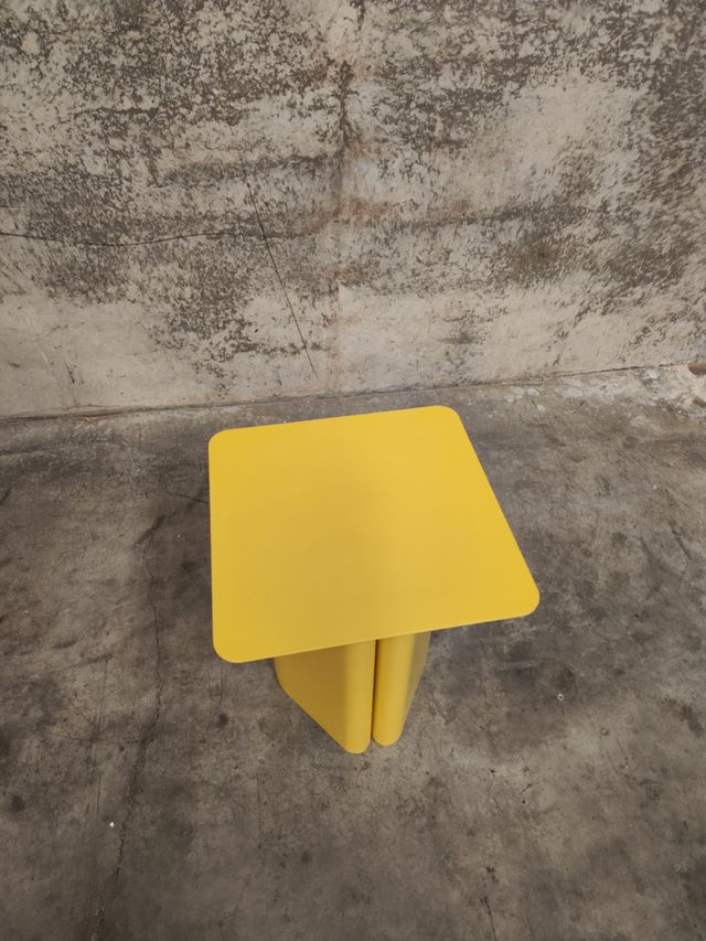 Mesa auxiliar Arvin de hierro amarillo 42 x 42 cm
