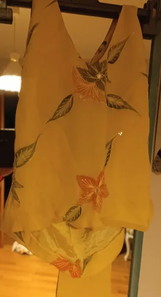 Conjunto floral con lentejuelas, amarillo