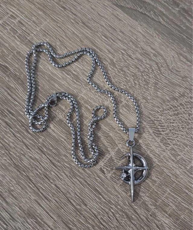 Collar con colgante de brújula plateado