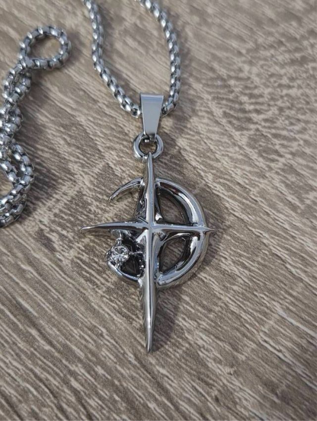 Collar con colgante de brújula plateado