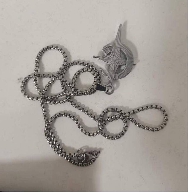 Collar con colgante de brújula plateado