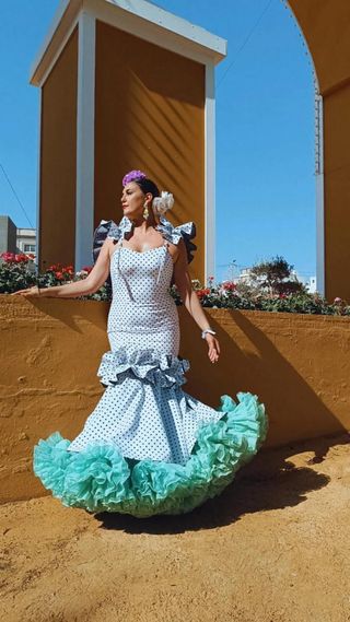 Traje de flamenca blanco y verde agua