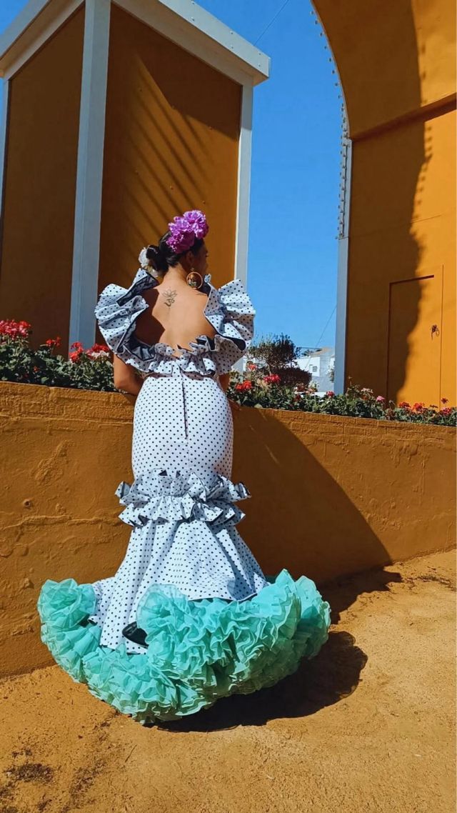 Traje de flamenca blanco y verde agua