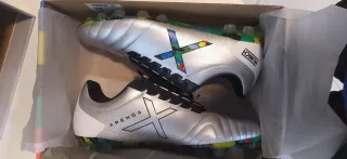 Botas de fútbol Munich plateadas