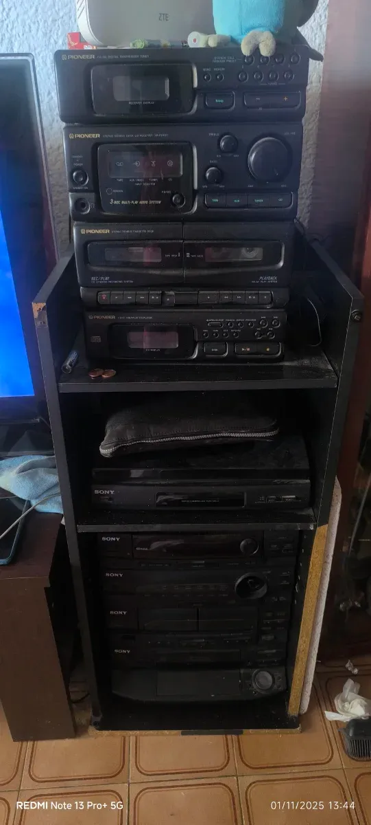 Mini cadena Sony vintage con tocadiscos