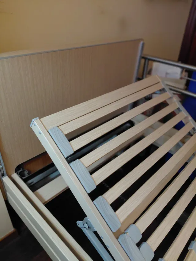 Cama tipo hospitalaria articulada beige