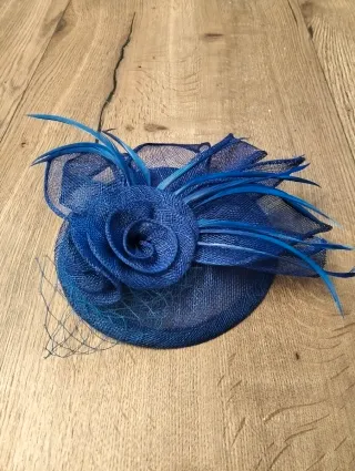 Tocado azul celebración mujer