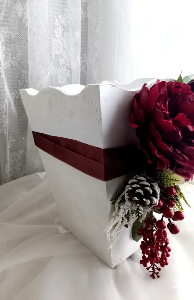 Cestino decorativo in legno con fiori