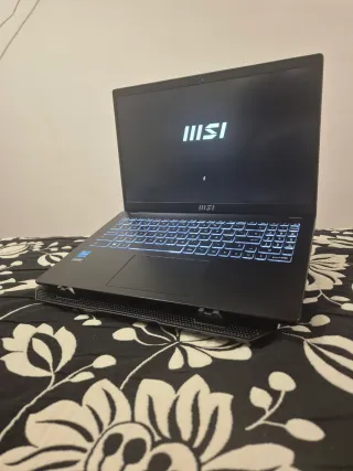 Portátil MSI Modern i3-1215u,8gb,NMVe 1 tb, W11