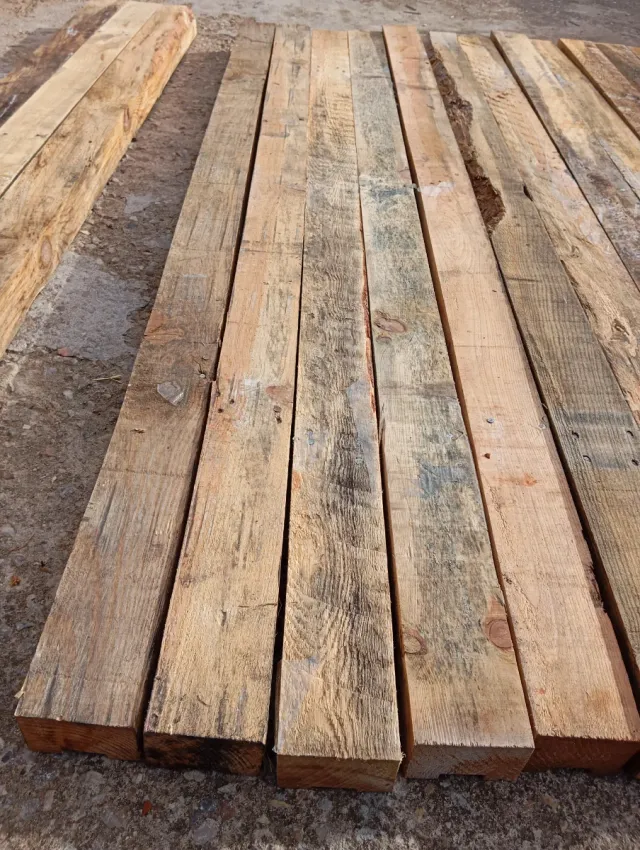 Listones, vigas, puntales, tablas,palos, de madera