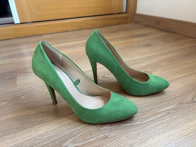 Zapatos de salón de Zara ante verde