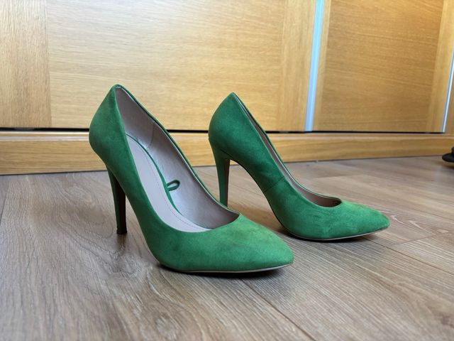 Zapatos de salón de Zara ante verde