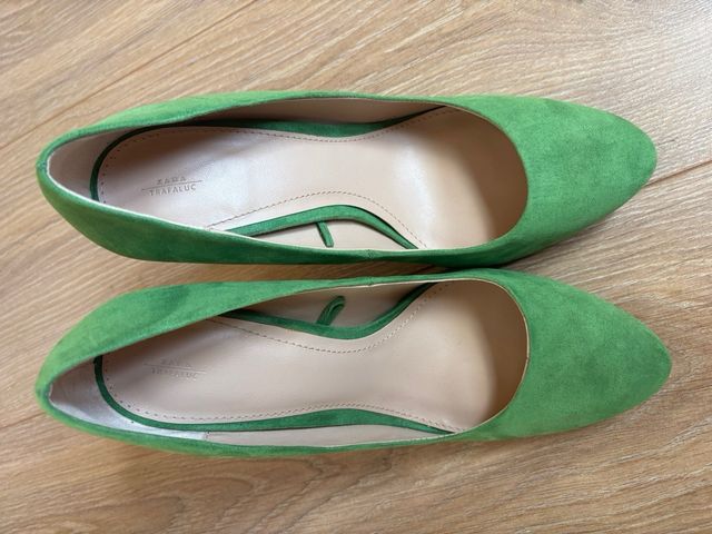 Zapatos de salón de Zara ante verde