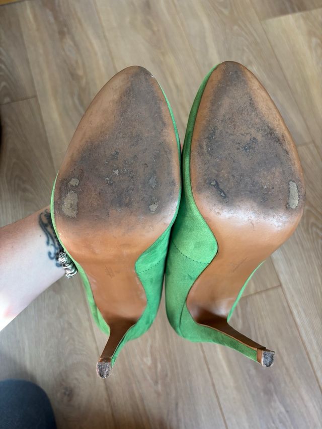 Zapatos de salón de Zara ante verde