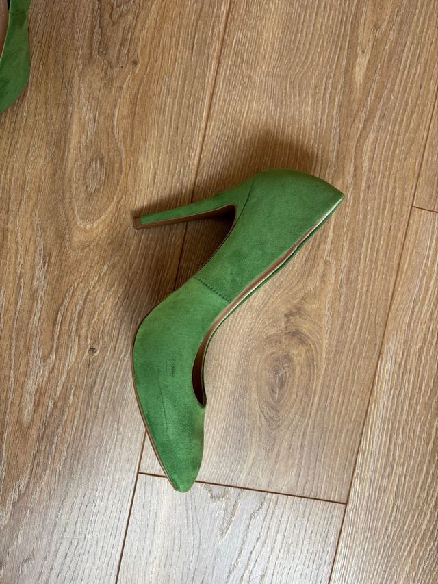 Zapatos de salón de Zara ante verde
