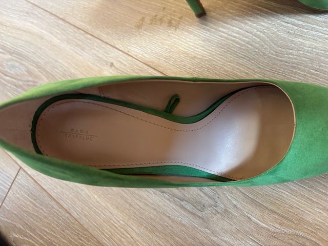 Zapatos de salón de Zara ante verde