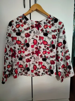 Blusa Mango floral blanca y roja